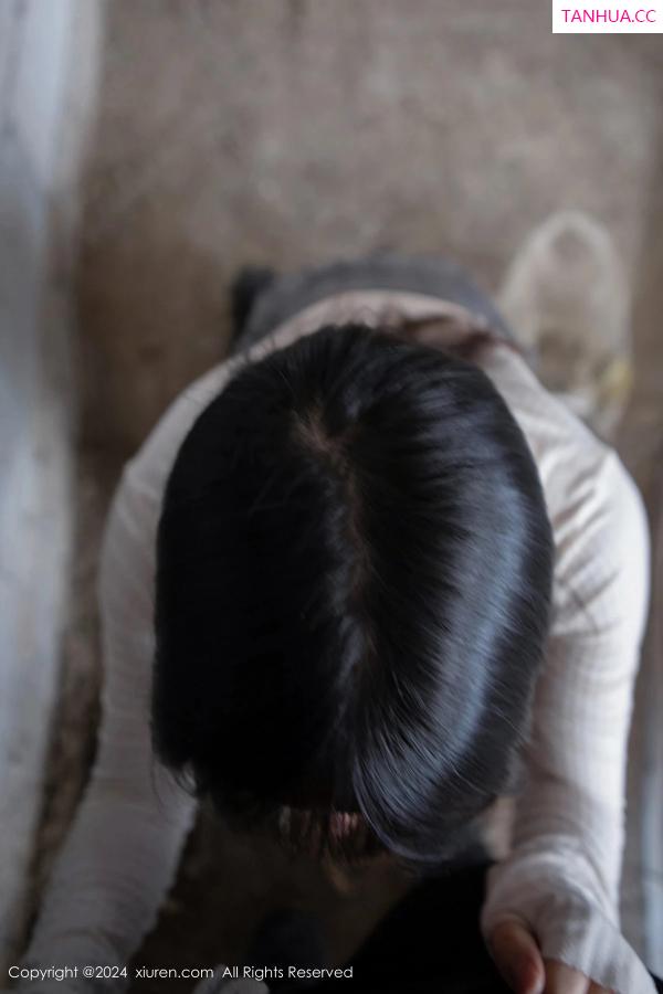 豆瓣酱  [XiuRen]高清写真图 2024.04.23 No.8439 豆瓣酱 美腿黑丝第18张图片